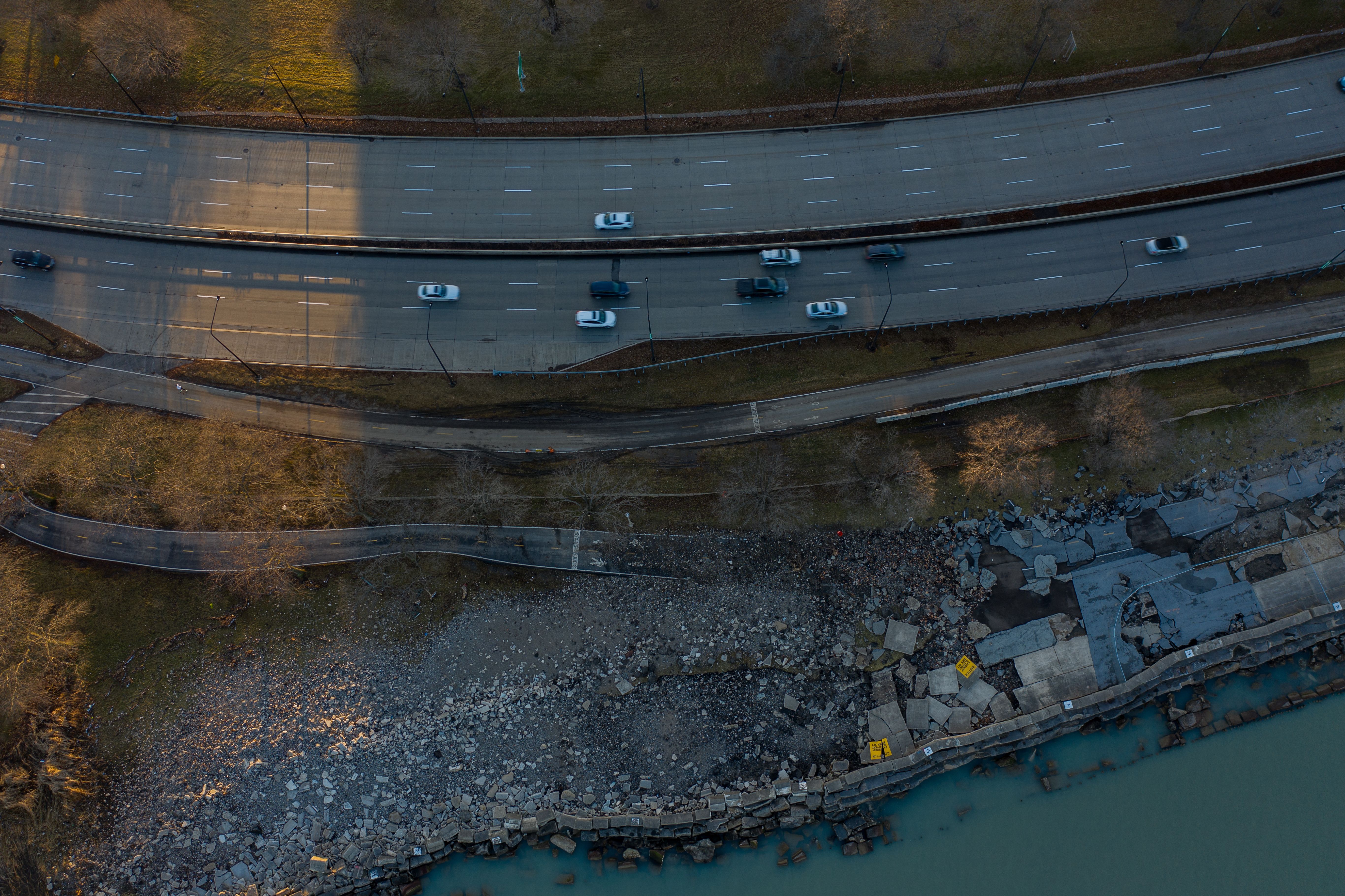 A damaged section of Chicago's Lakefront Trail at South Lake Shore Drive and East Hyde Park Boulevard on Jan. 14, 2020. Image by Zbigniew Bzdak/Chicago Tribune. United States, 2020.