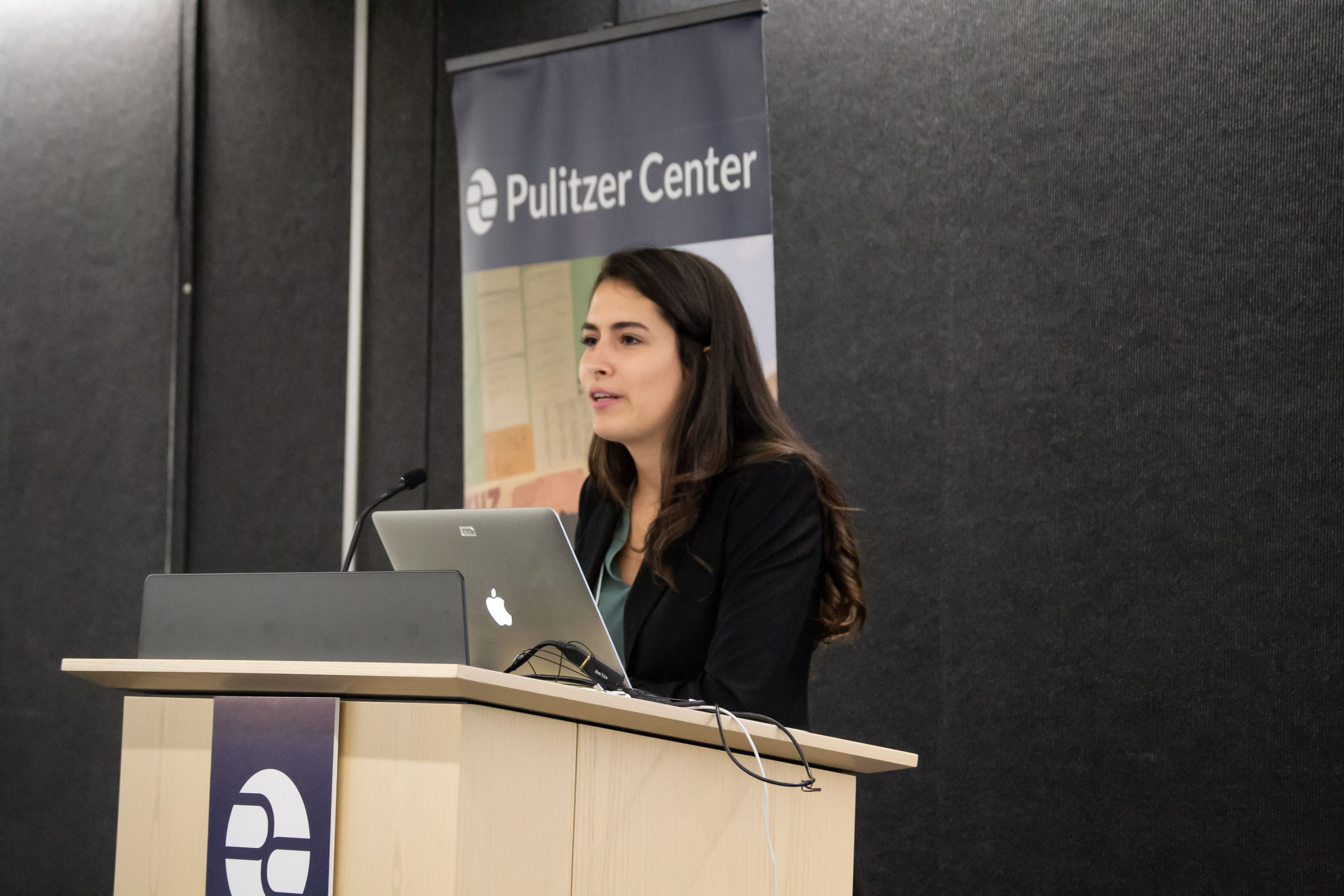 Mariana Rivas from Texas Christian University presents her reporting on children born in Colombia to Venezuelan parents. Image by Nora Moraga-Lewy. United States, 2019.