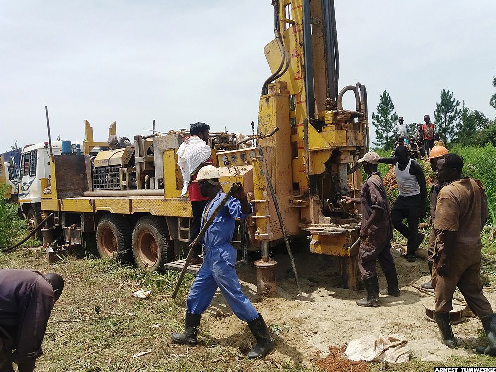 Drilling of a borehole in Koro sub-country, which has only about 68 functional water sources. Image by Arnest Tumwesige. Uganda, 2020.