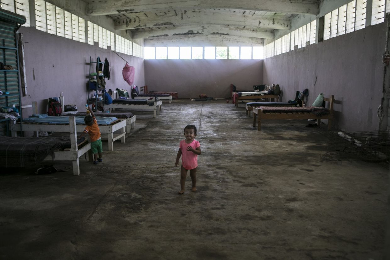 The Todo por Ellos ("all for them") shelter gives migrants a rag-tag refuge in a Mexican government building next to a Tapachula dump. Image by Jose Cabezas. Mexico, 2018. 