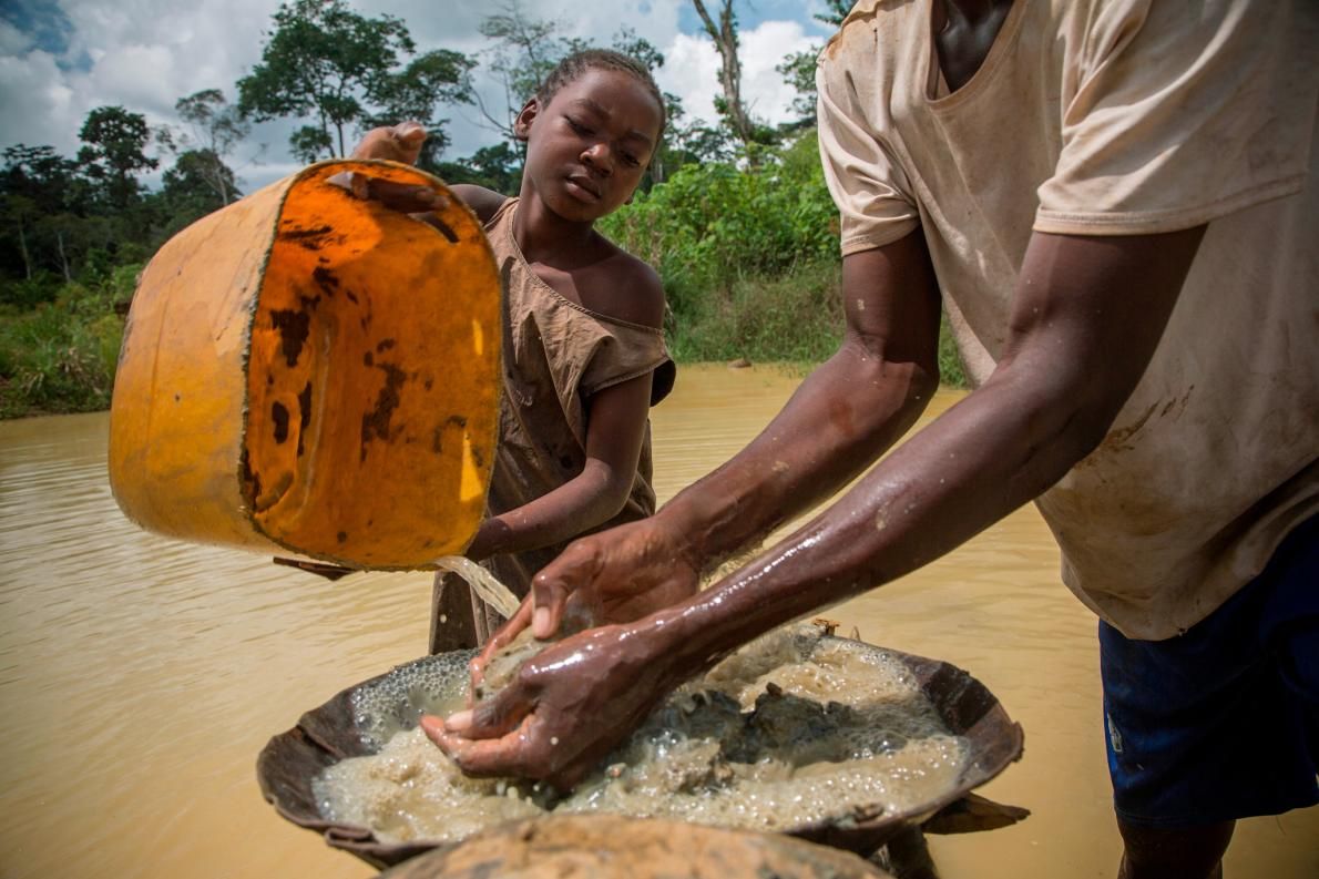 A man and his daughter work at an artisanal diamond mine in Sosso-Nakombo, near the border with Cameroon. Seleka rebels have withdrawn from this part of the country, but fighters for Anti-Balaka militias and bandits often prey on the miners. Image by Marcus Bleasdale. Central African Republic.