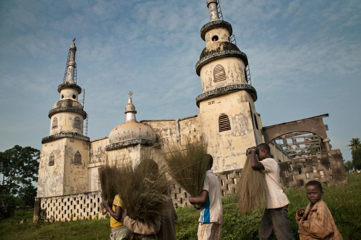 Berbérati’s main mosque was looted and abandoned after Christian-led militias forced Muslims out in 2014. Before the conflict Muslims made up a quarter of the town’s population and ran many businesses. “They are very important to this community,” says Mayor Albert Eustache Nakombo. “We want them to return.” Image by Marcus Bleasdale. Central African Republic.