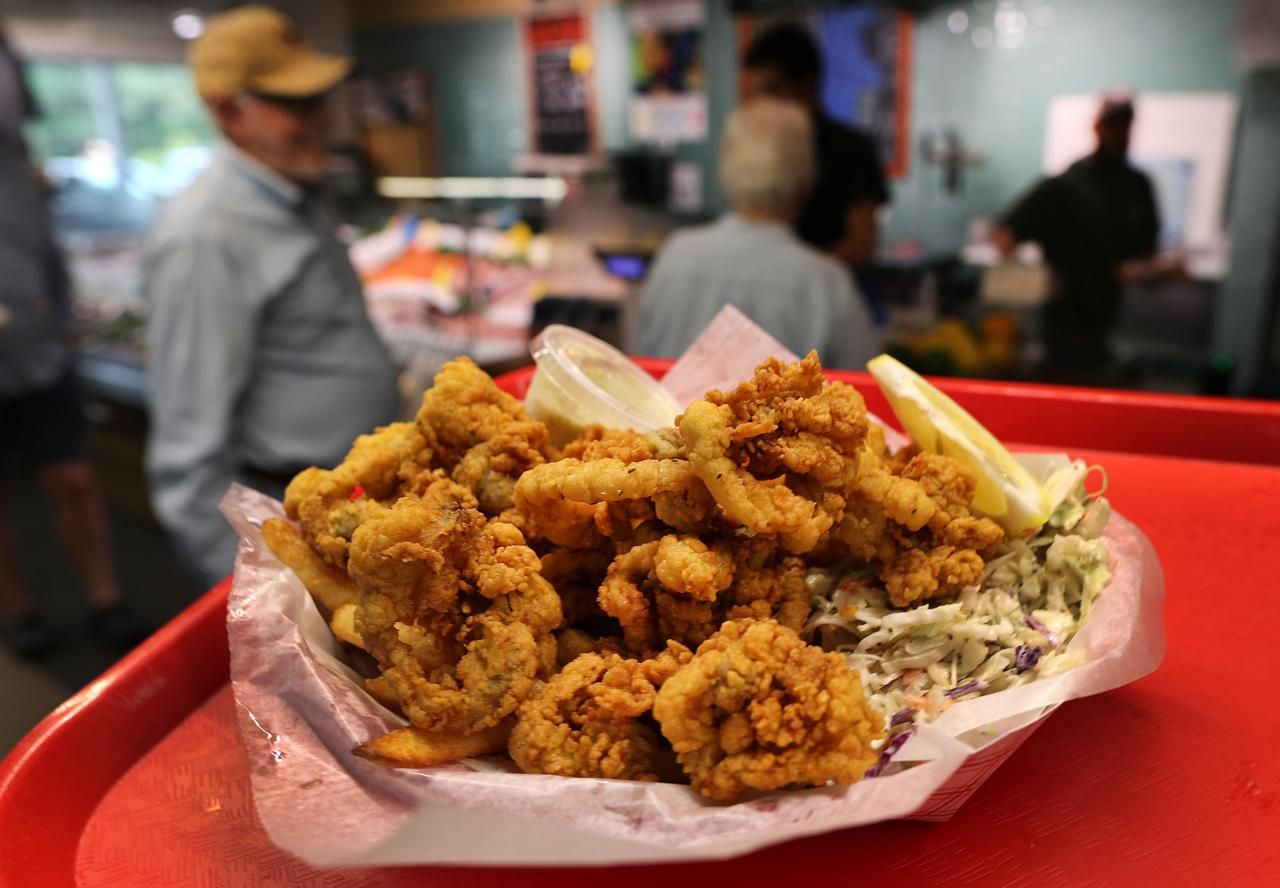 Fried clams at Mac's Market & Kitchen in Eastham. Image by John Tlumacki. United States, 2019.