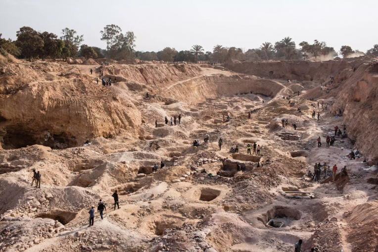 Inside the Kasulo mine, which is owned by the DRC government and run by China’s Congo Dongfang International Mining, or CDM. Image by Sebastian Meyer. Democratic Republic of Congo, 2018.