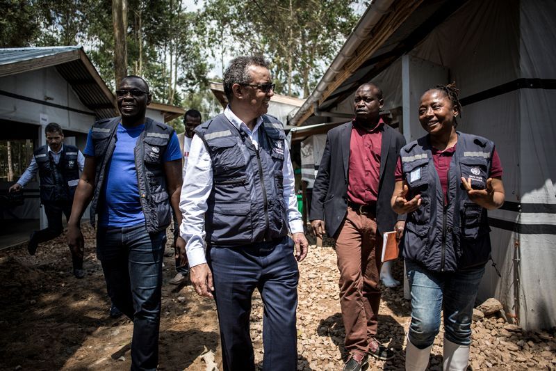 WHO director-general Tedros Adhanom Ghebreyesus (in white shirt) in Katwa. Image by John Wessels. Democratic Republic of Congo, 2019.