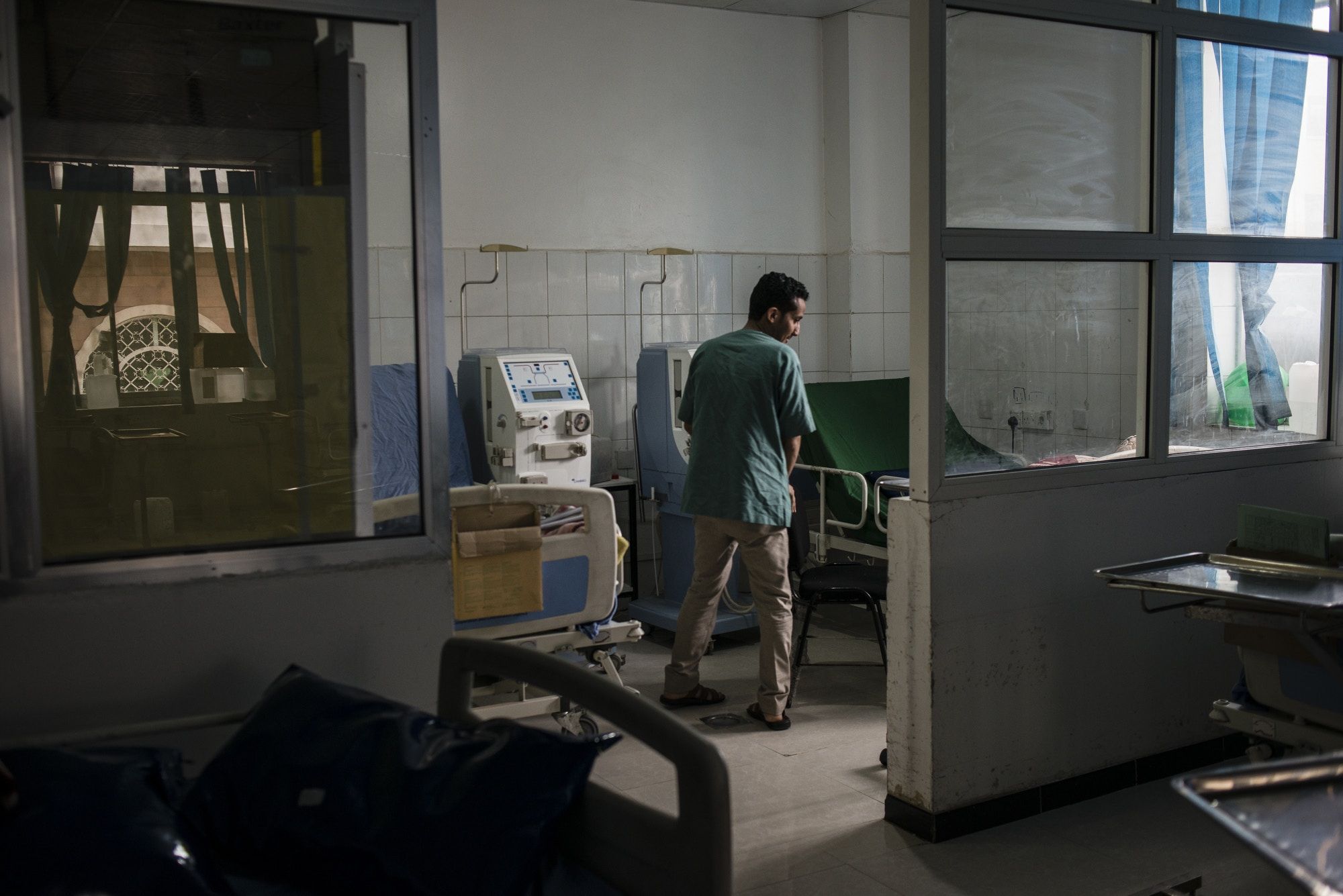 Dr. Majed al-Qadasy at Jumhuri Hospital in Sanaa on May 4, 2018. Al-Qadasy is responsible for the dialysis program at the hospital. Image by Alex Potter. Yemen, 2018. 