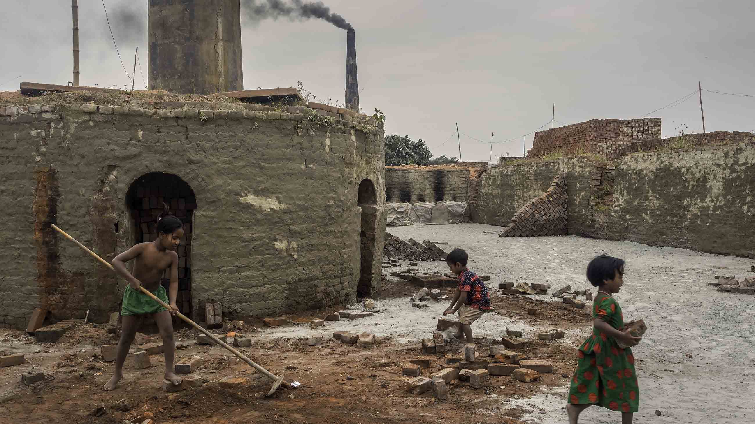 Still, it is the brickmaking industry — particularly in Dhaka — that is the most visible and potent contributor of fine particulate pollution, which is the most deadly. Image by Larry C. Price. Bangladesh, 2018.