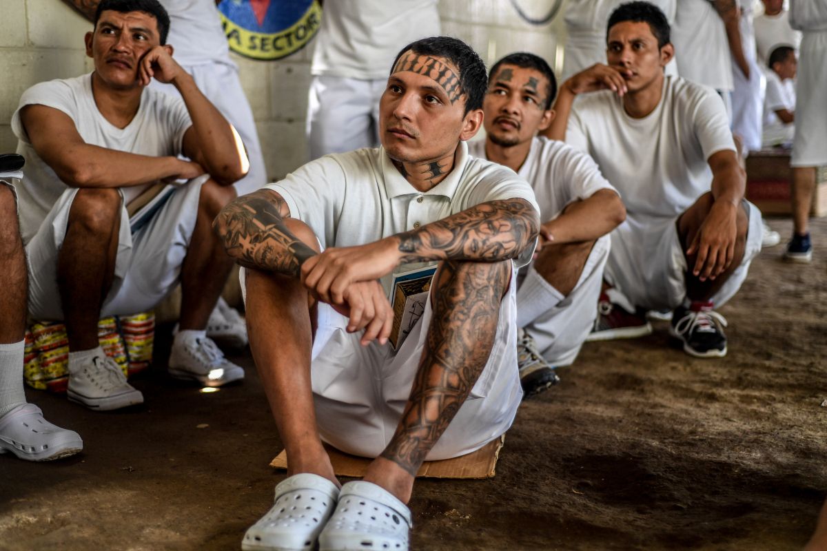 Incarcerated men at the Apanteos prison, which houses MS-13 gang members. Image by Neil Brandvold. El Salvador, 2018.