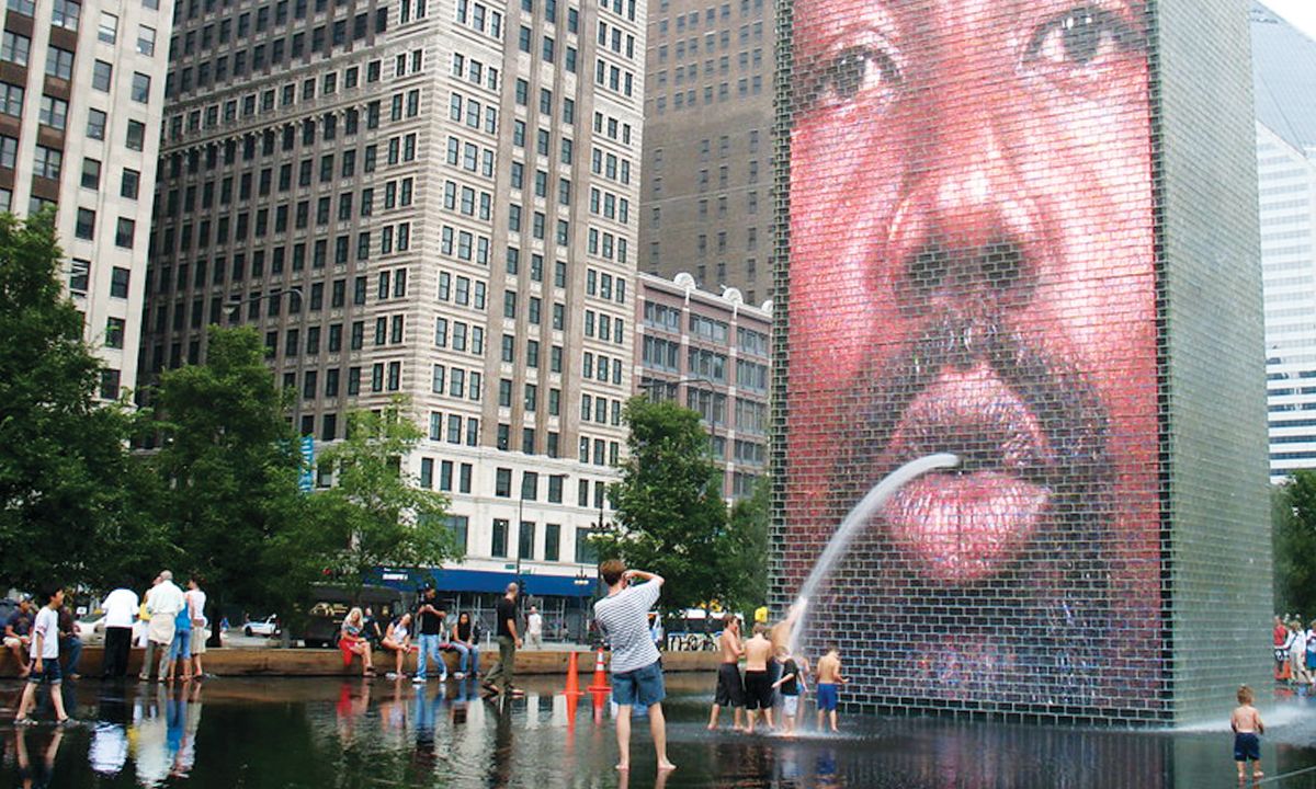 The Crown Fountain in Chicago’s Millennium Park offers welcome relief to heat-stressed residents. Image by Jaume Plensa / Flickr. United States, undated.