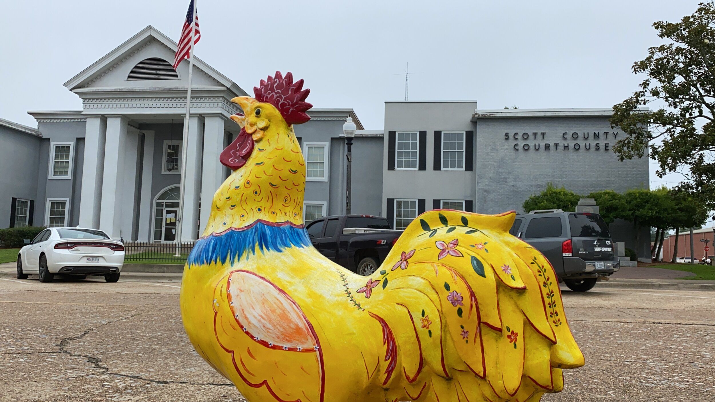 This chicken statue photographed against the backdrop of the Scott County Courthouse shows the area’s economic dependence on the poultry processing industry. Image by Sarah Warnock/MCIR. United States, 2020.