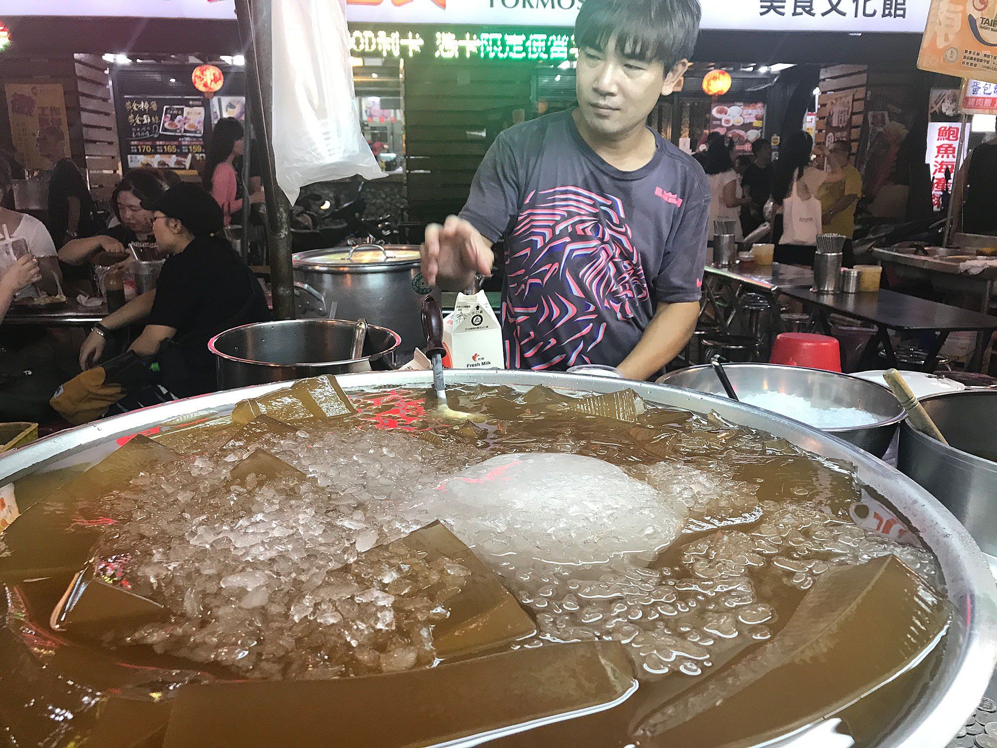 A vendor sells tea-flavored gelatin, a local favorite especially during Taiwan's tropical summer heat. Image by Melissa McCart. Taiwan, 2018. 