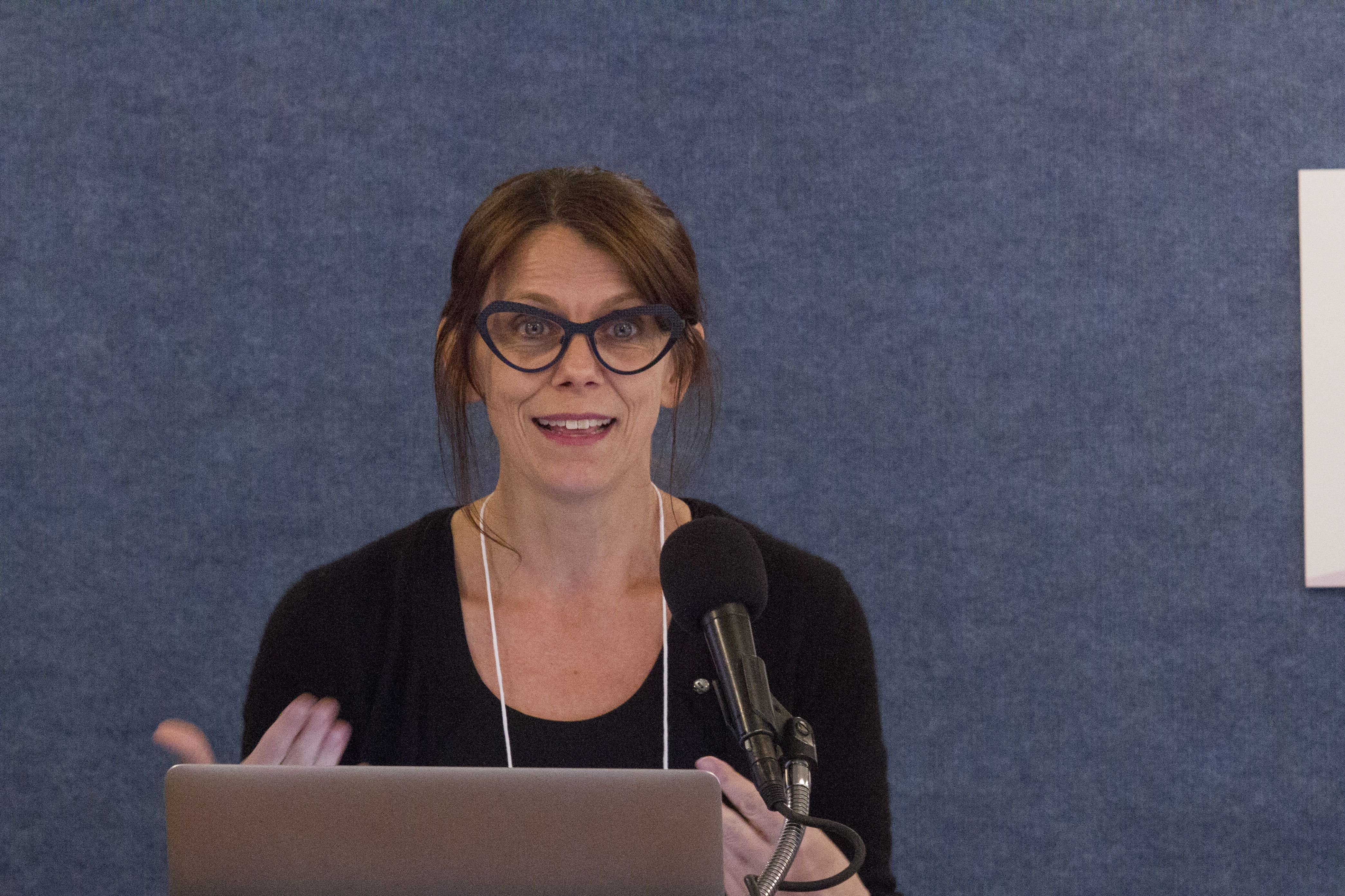 Jennifer Beard explains her study on HIV rates amongst sex workers and their boyfriends in Ghana, at the Pulitzer Center Gender Lens Conference. Image by Jin Ding. United States, 2017. 