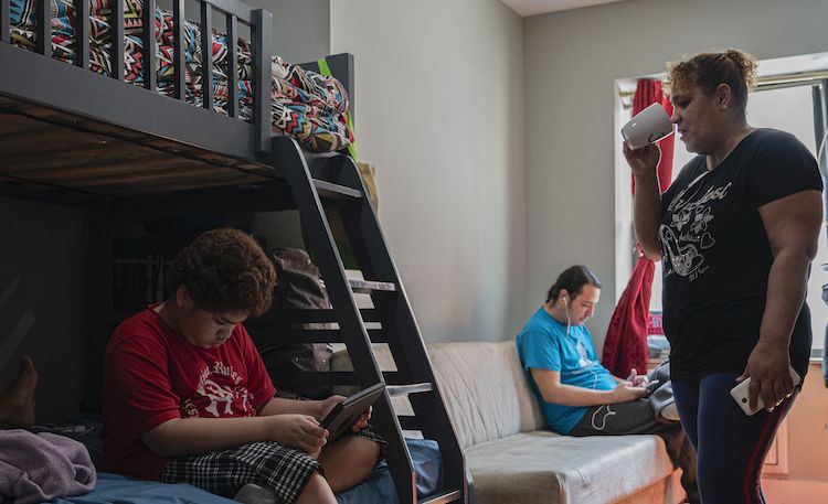 Milagros Cancel Ruiz tries to keep her three children busy with daytime activities from the one-bedroom apartment where they live in the Bronx. Image by Hiram Alejandro Durán / Center for Investigative Journalism. United States, 2020.