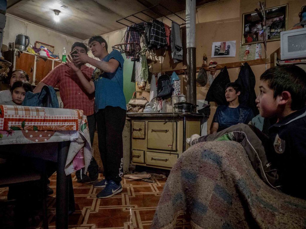 With winter temperatures reaching well below zero, families spend long periods of time huddled indoors amid the warmth of wood stoves — though the impacts on respiratory health can be substantial. Image by Larry C. Price. Chile, 2018.
