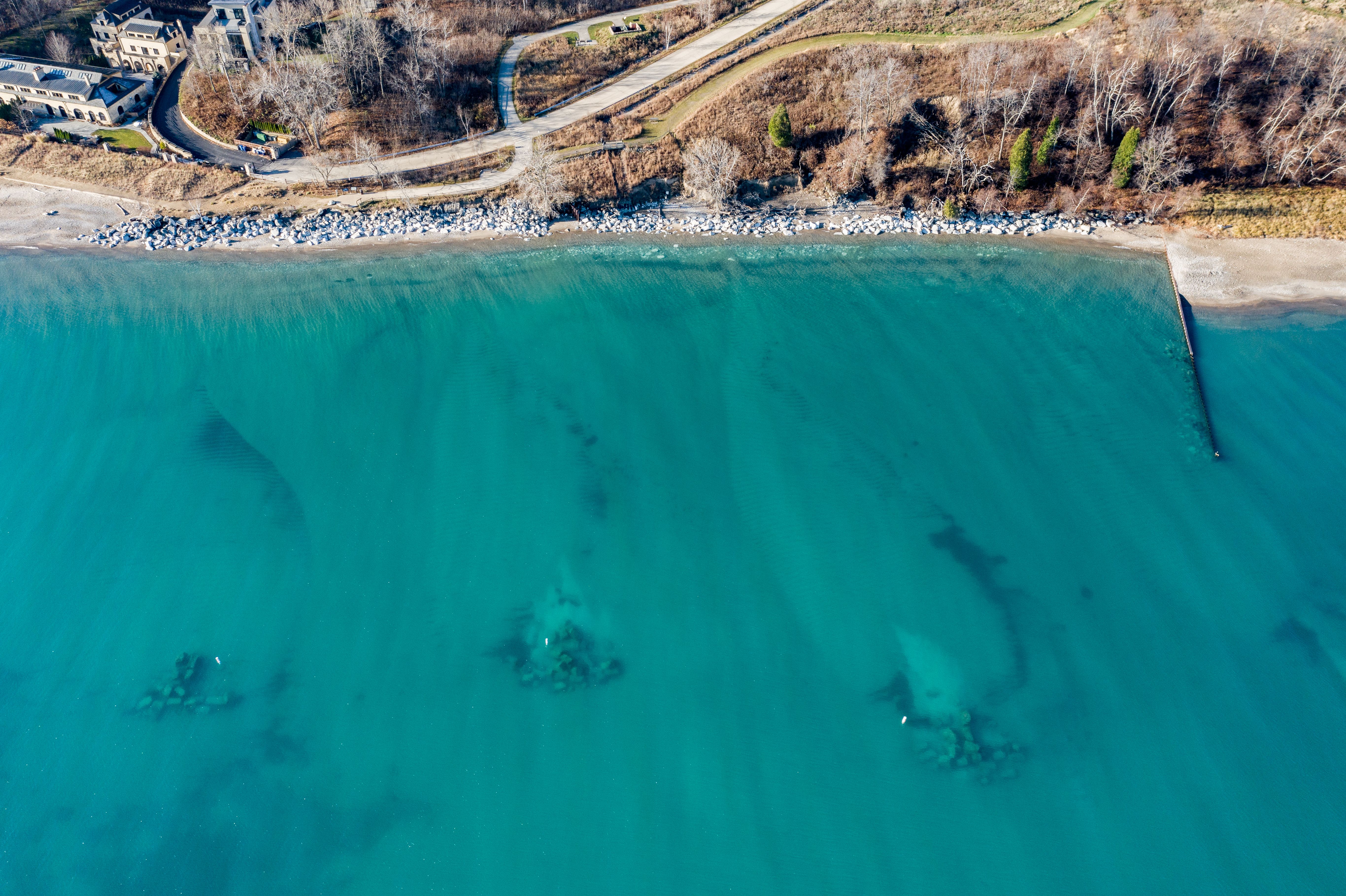 The underwater reefs in Lake Michigan are being installed at Fort Sheridan Forest Preserve in Lake Forest on Nov. 12, 2020. Image by Zbigniew Bzdak/Chicago Tribune. United States, 2020.