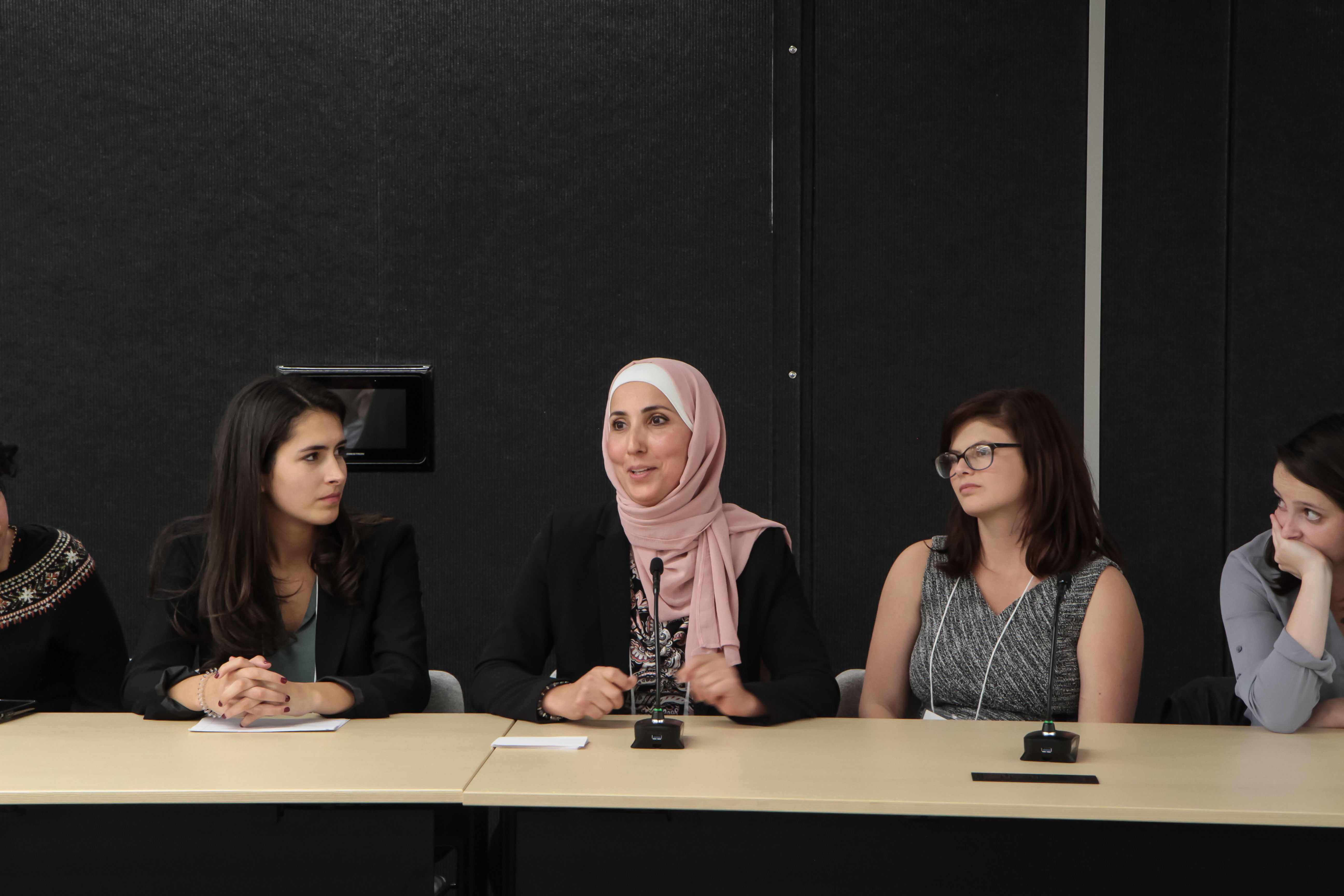 Shirin Alhroob from Forsyth Technical Community College answers a question while Mariana Rivas from Texas Christian University, Taylor Damann from Southern Illinois University Carbondale, and Cammie Behnke from Elon University listen. Image by Nora Moraga-Lewy. United States, 2019.
