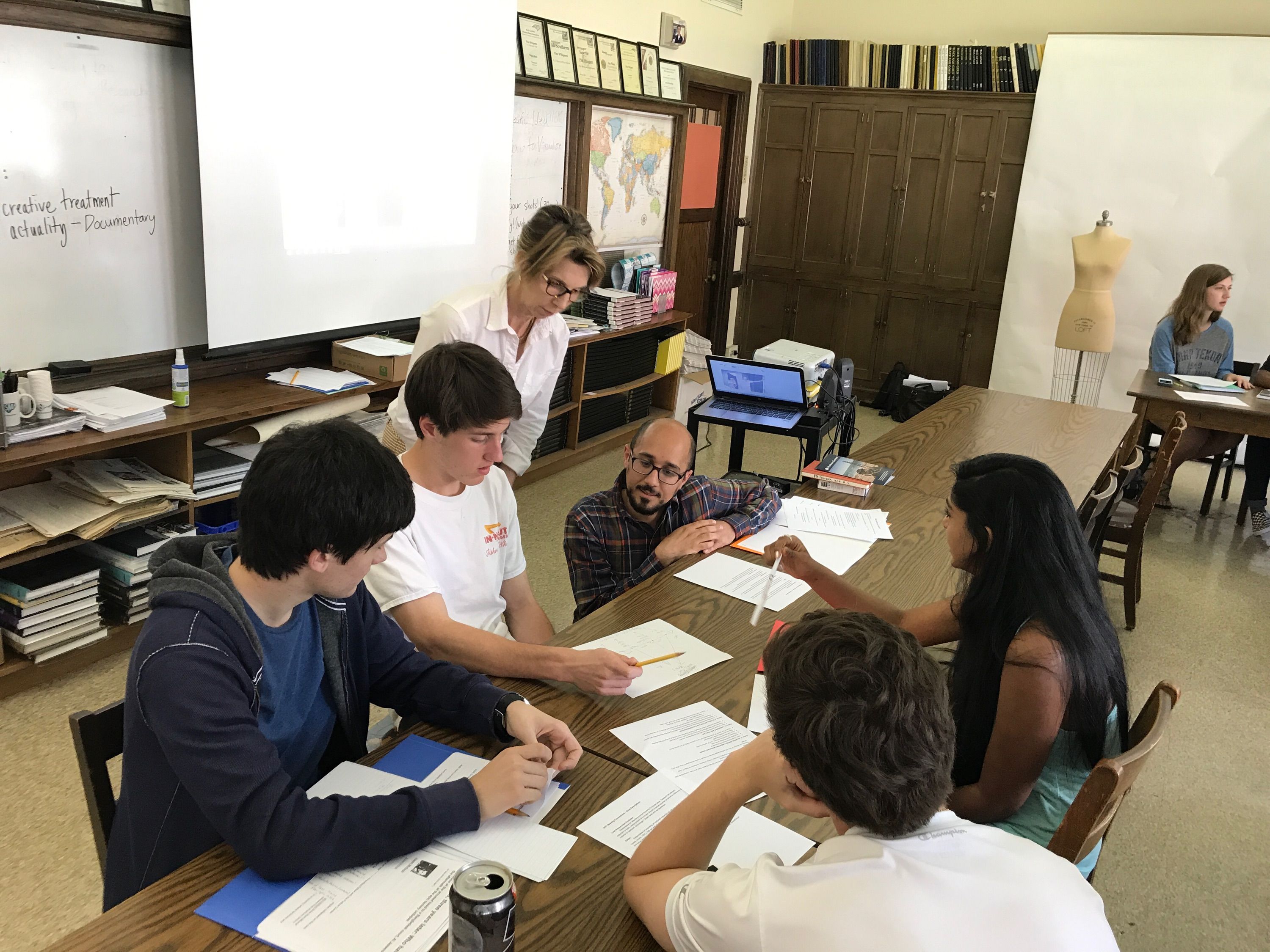 Diana Greene, who developed and facilitated the Weaving Connections program, and Pulitzer Center Senior Education Manager Fareed Mostoufi work with students to develop story ideas for their part of the Weaving Connections documentary. Image by Karen Morris. United States, 2017.