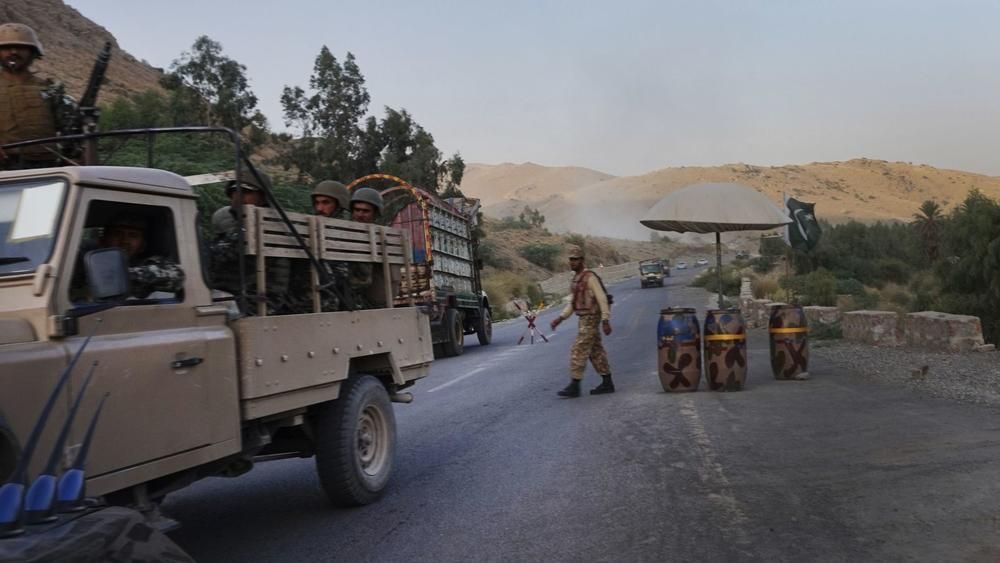 Soldiers at a checkpoint on the road east of Miramshah. Image by Umar Farooq. Pakistan, 2017.