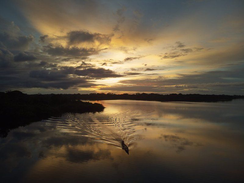 Sunset over Tarapoto Lake. Image by Pablo Albarenga. Colombia, 2020.