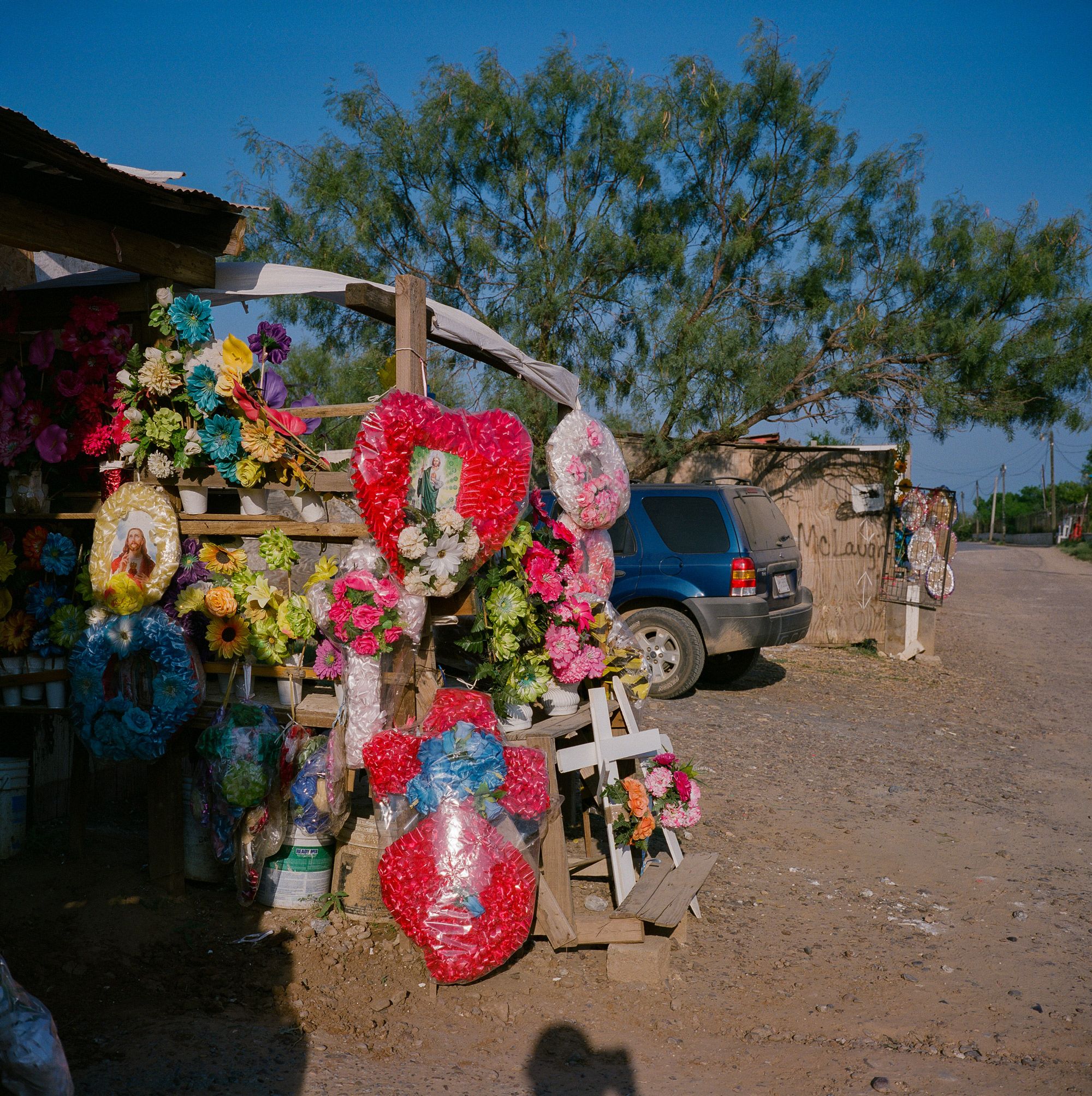 A flower stand is seen in September 2020 near the cemetery that houses the plot for Oscear Sineon Reyas Limas, who was killed by Mexican marines and whose body was found in the desert. Image by by Christopher Lee. Mexico, 2020.
