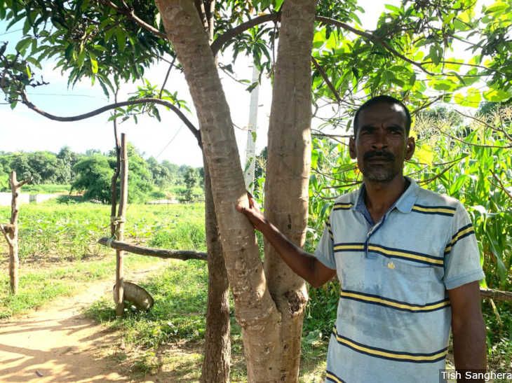 Mandhari Singh Gond, along with other villagers in Pidarwah, Madhya Pradesh, woke up one day in 2017 to discover that their lands had been allocated to THDC India Limited to build an opencast mine. They have been struggling ever since to get information on what happens next. Image by Tish Sanghera. India, 2019.