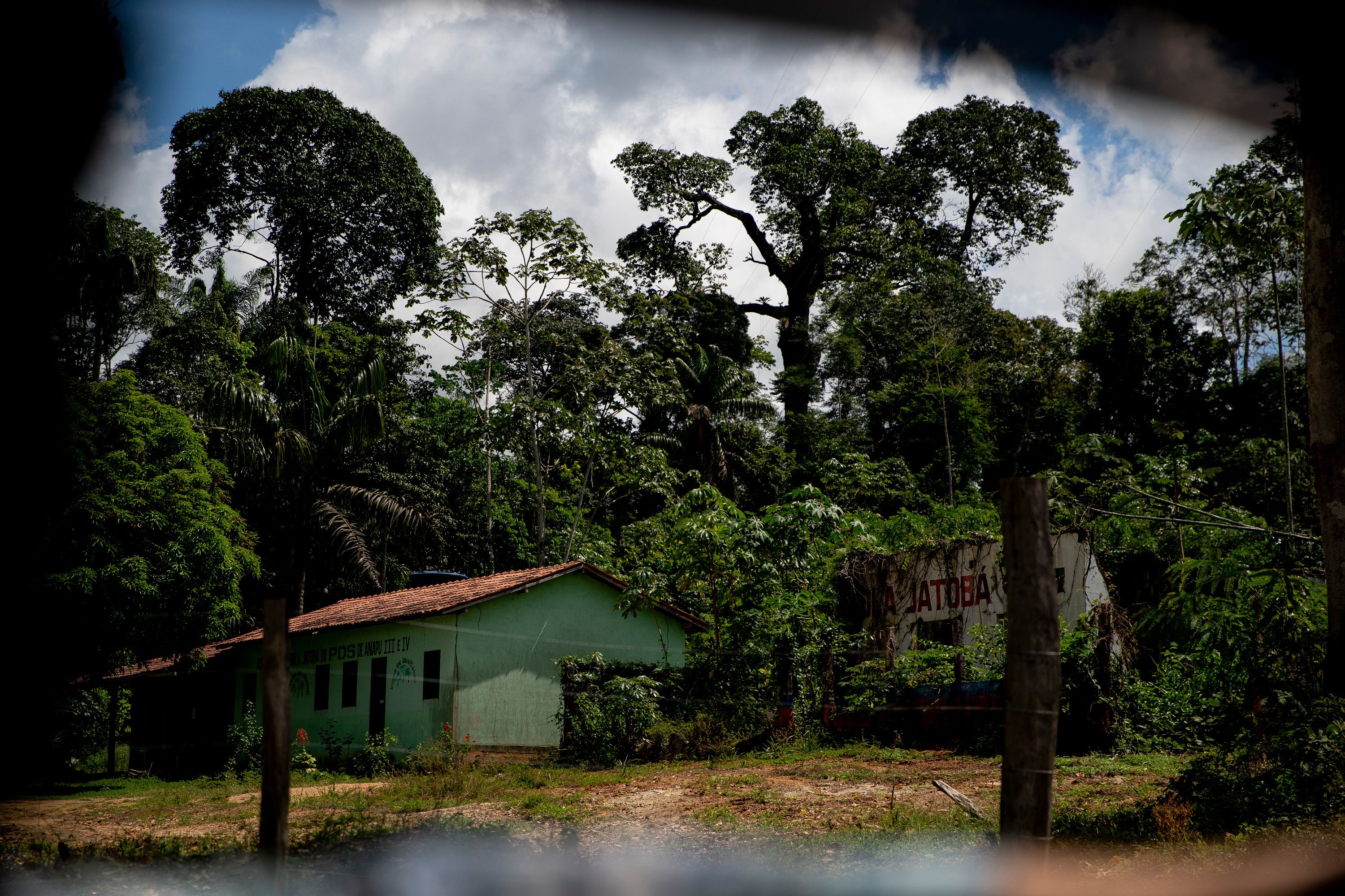 An abandoned property that is being used by so-called “invaders” into the Virola Jatoba settlement in Anapu. Image by Spenser Heaps. Brazil, 2019.