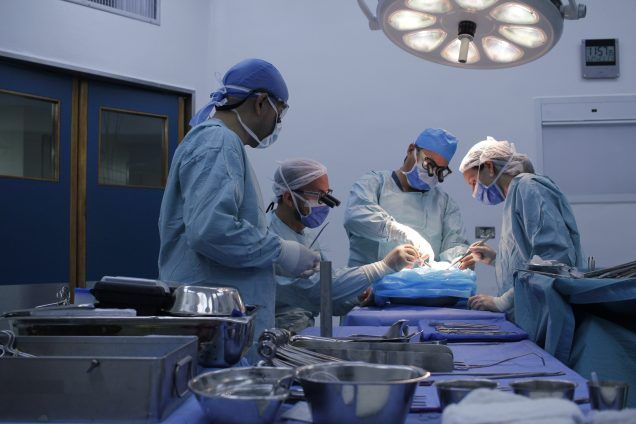 Only a few private hospitals continue to perform organ transplants in Venezuela. These surgeons at Clínica Metropolitana perform a kidney transplant in June 2018. Image by Flaviana Sandoval. Venezuela, 2018.