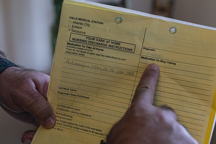 Ruiz shows the discharge papers from the hospital, with the COVID diagnosis. Image by Hiram Alejandro Durán / Center for Investigative Journalism. United States, 2020.