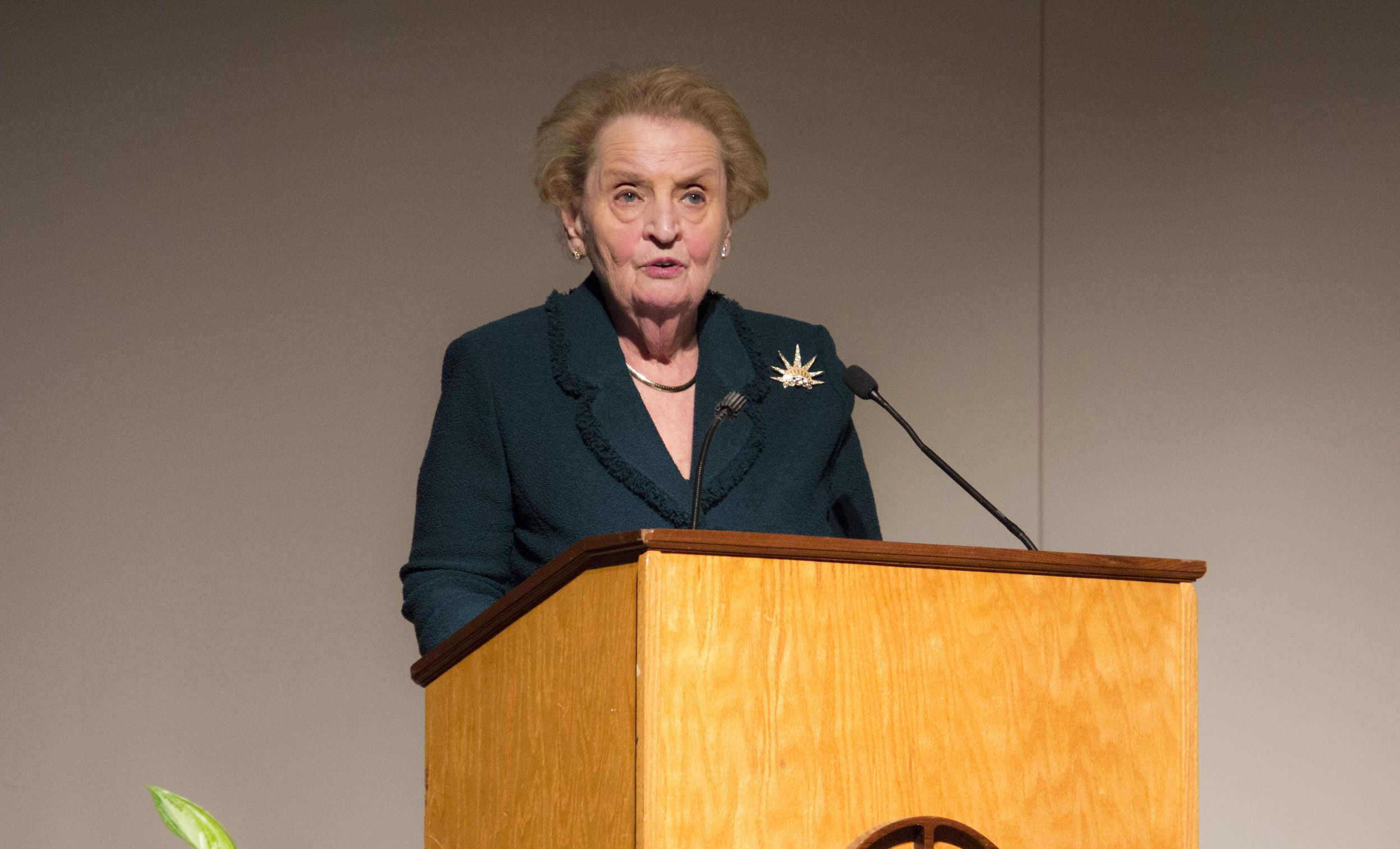 Madeleine Albright speaks to students at Nerinx Hall High School in St. Louis, about her first experience on a newspaper in Rolla, Missouri. Image by Lauren Shepherd, United States, 2017.