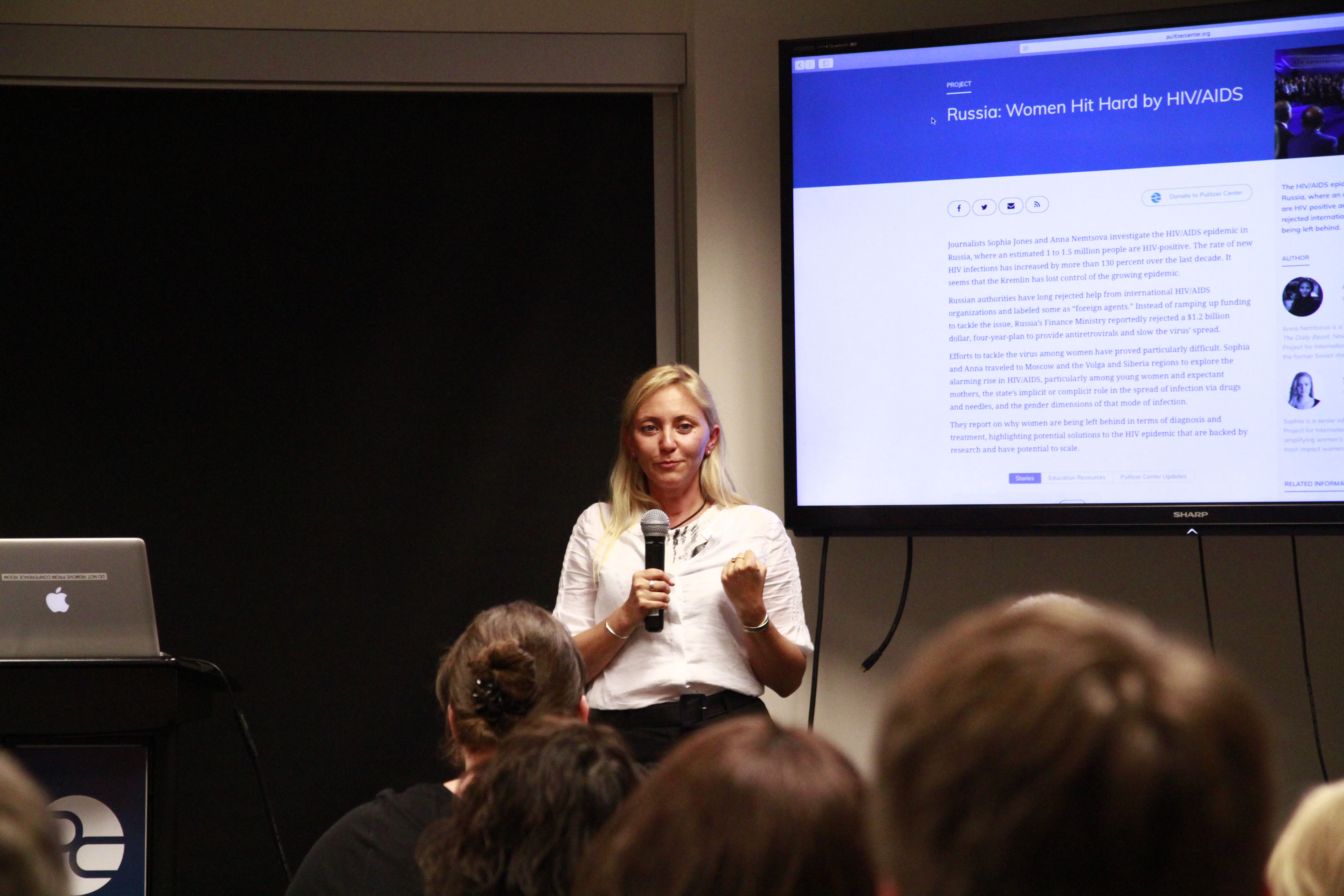 Anna Nemtsova talks to the audience about the impact of the HIV crisis on women in Russia. Image by Kayla Edwards. United States, 2018.