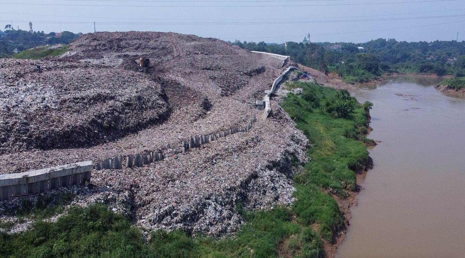An aerial view of a waste landslide at the Cipeucang landfill in South Tangerang, Indonesia. Image by Adi Renaldi. Indonesia, undated.
