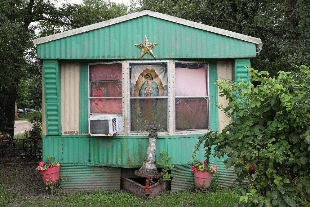 A mobile home in Tchula serves as both a bookstore and office for a notary. Image by Sarah Warnock/MCIR. United States, 2020.