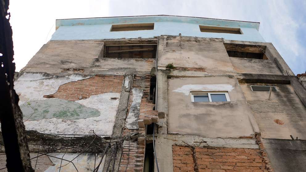 The side of a building that shed a layer of bricks during a storm, nearly killing a man below. Image by Tracey Eaton. Cuba, 2019.