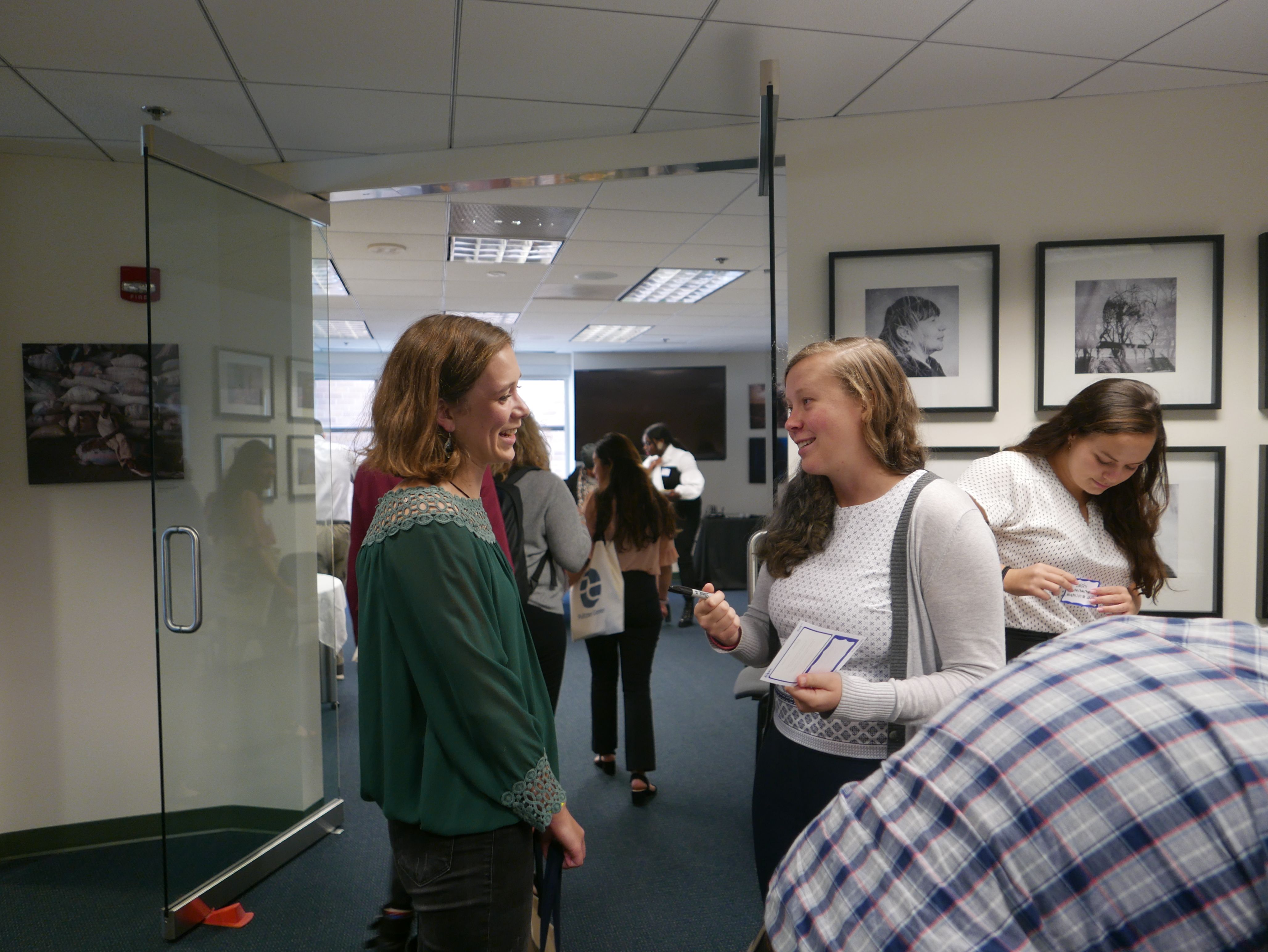 Catherine Cartier from Davidson College, Emma Johnson from Yale School of Forestry, and Keishi Foecke from Washington University, at the Pulitzer Center. Image by Meerabelle Jesuthasan. United States, 2019.