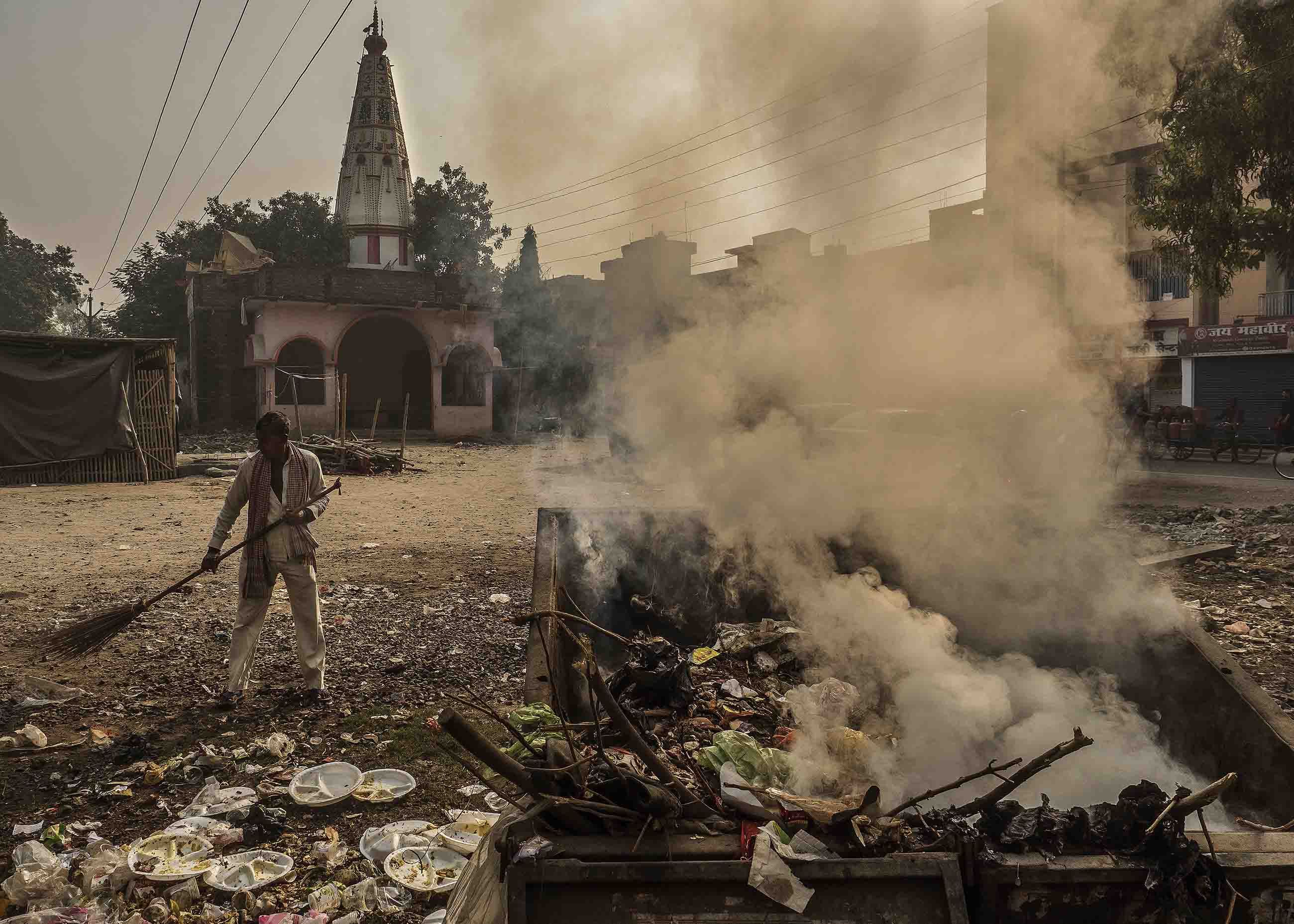 Patna has a waste-disposal issue and in many neighborhoods, trash is simply discarded on the streets and burned, contributing to the unrelenting pollution. Image by Larry C. Price. India, 2018.