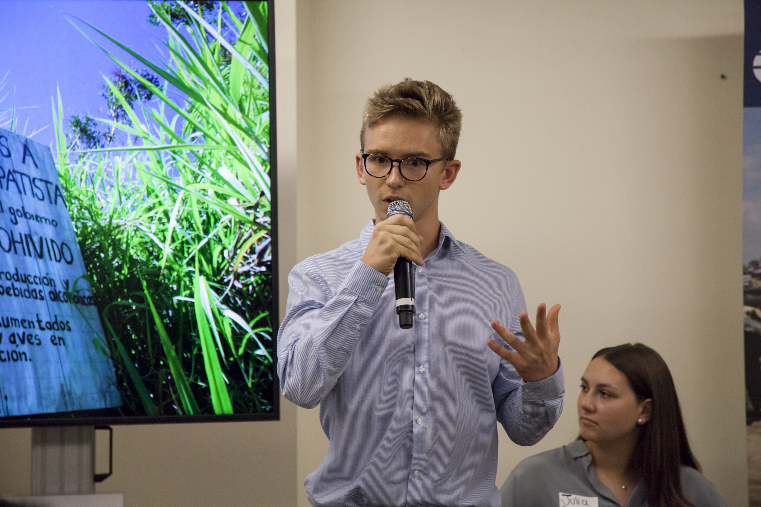 Jared Olson (Flagler College) presents his global reporting project at Washington Weekend. Image by Jin Ding. United States, 2018.
