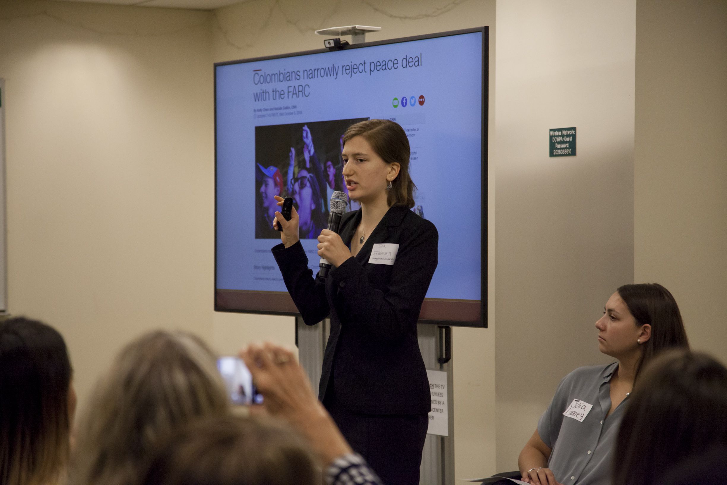 Julia Friedmann (Georgetown University) presents her global reporting project at Washington Weekend. Image by Jin Ding. United States, 2018.