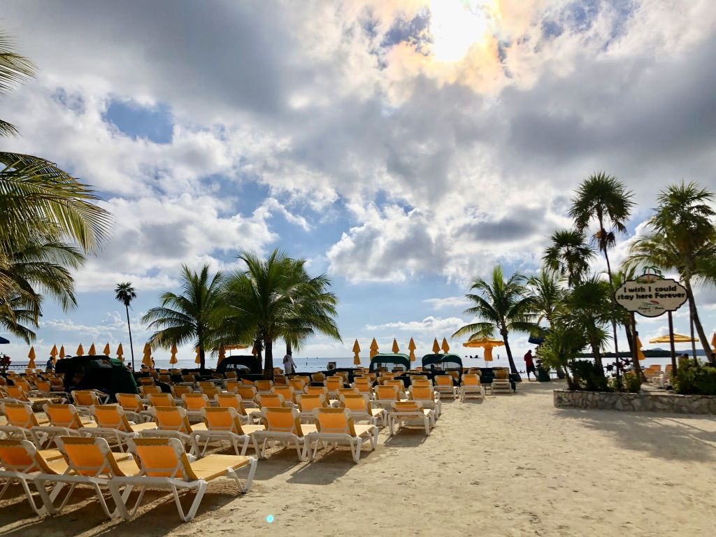 The beach area inside the Mahogany Bay cruise terminal. The sign at right reads: “I wish I could stay here Forever.” Image by Jack Shangraw. Honduras, 2019.