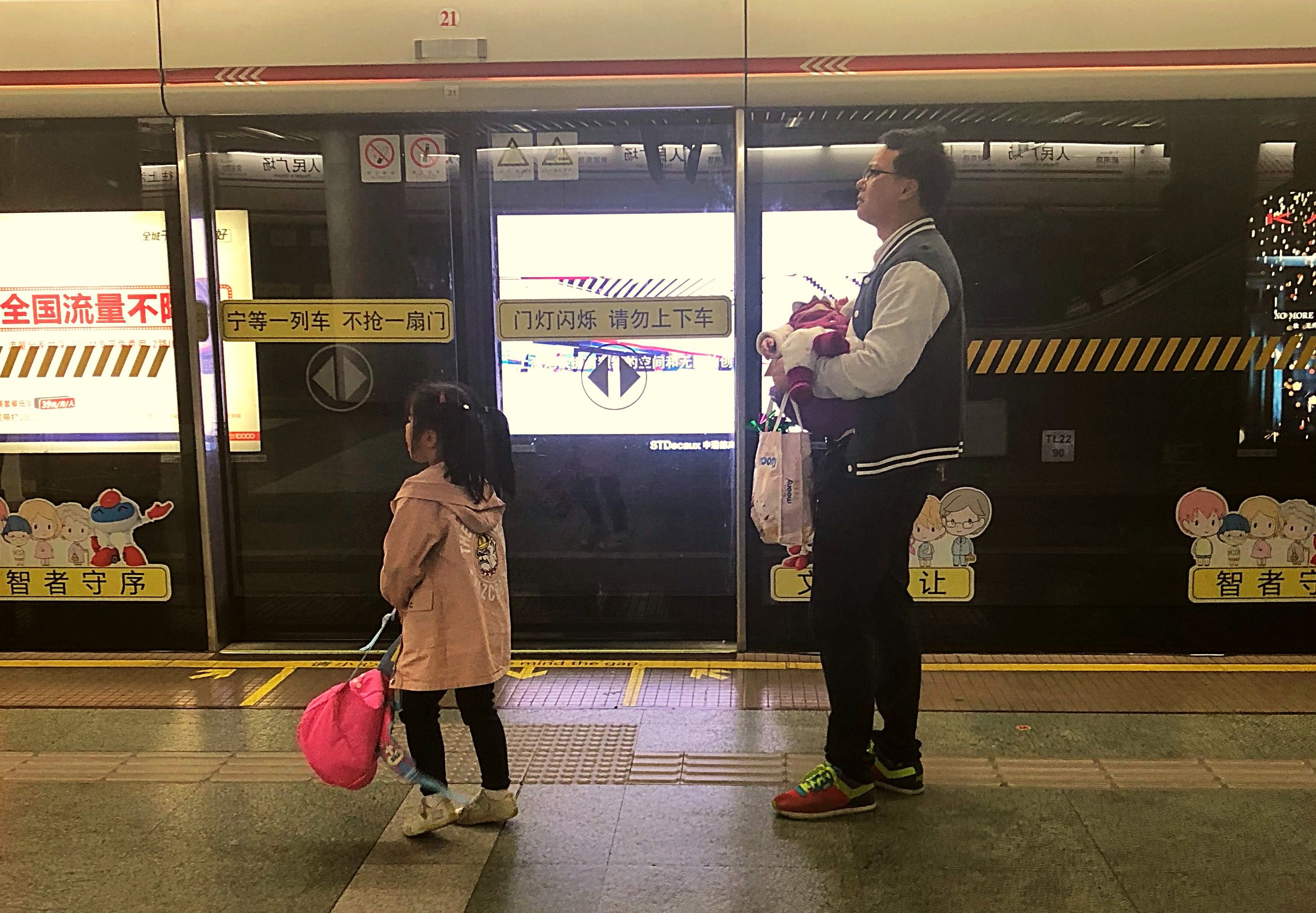 Waiting for the train in Shanghai. Image by Argentina Maria-Vanderhorst. China, 2018.