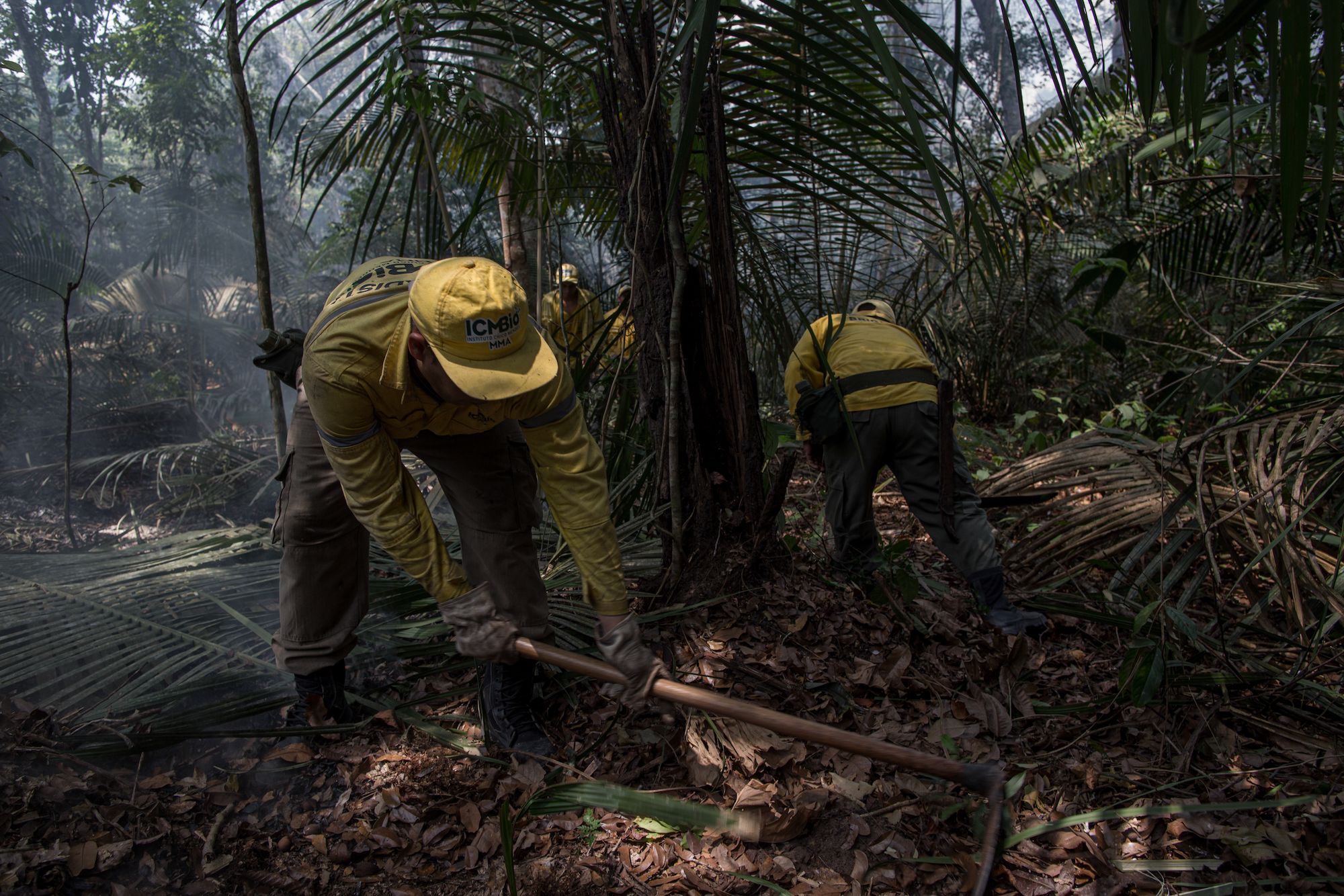 Firefighters from the environment ministry’s ICMBio conservation institute risk their lives entering Tapajós National Forest in search of forest fire hotspots. Image by Flavio Forner. Brazil, undated.

