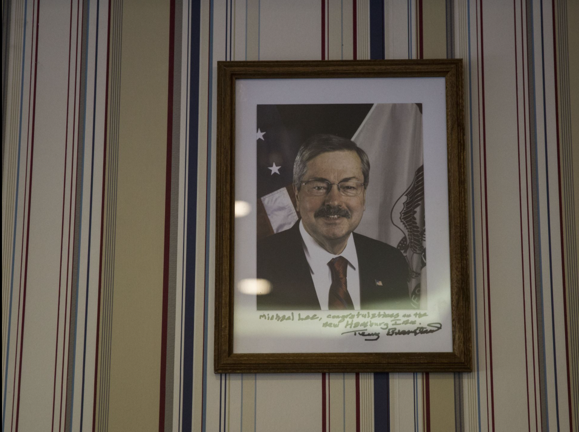 A photo of Terry Branstad, former governor of Iowa and current U.S. ambassador to China, hangs on the wall of the Hamburg Inn No. 2 on Rochester Avenue in Iowa City on Friday, Oct. 6, 2017. The note reads, "Michael Lee, Congratulations on the new Hamburg Inn." Image by Kelsey Kremer. United States, 2017.
