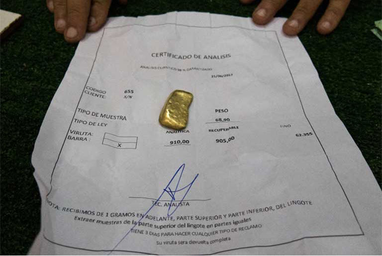 A gold trader in Tumeremo displays 68.9 grams of gold he just certified. The Orinoco Mining Arc is claimed to hold $100 billion in as yet uncertified and hidden minerals. Image by Bram Ebus. Venezuela, 2017.
