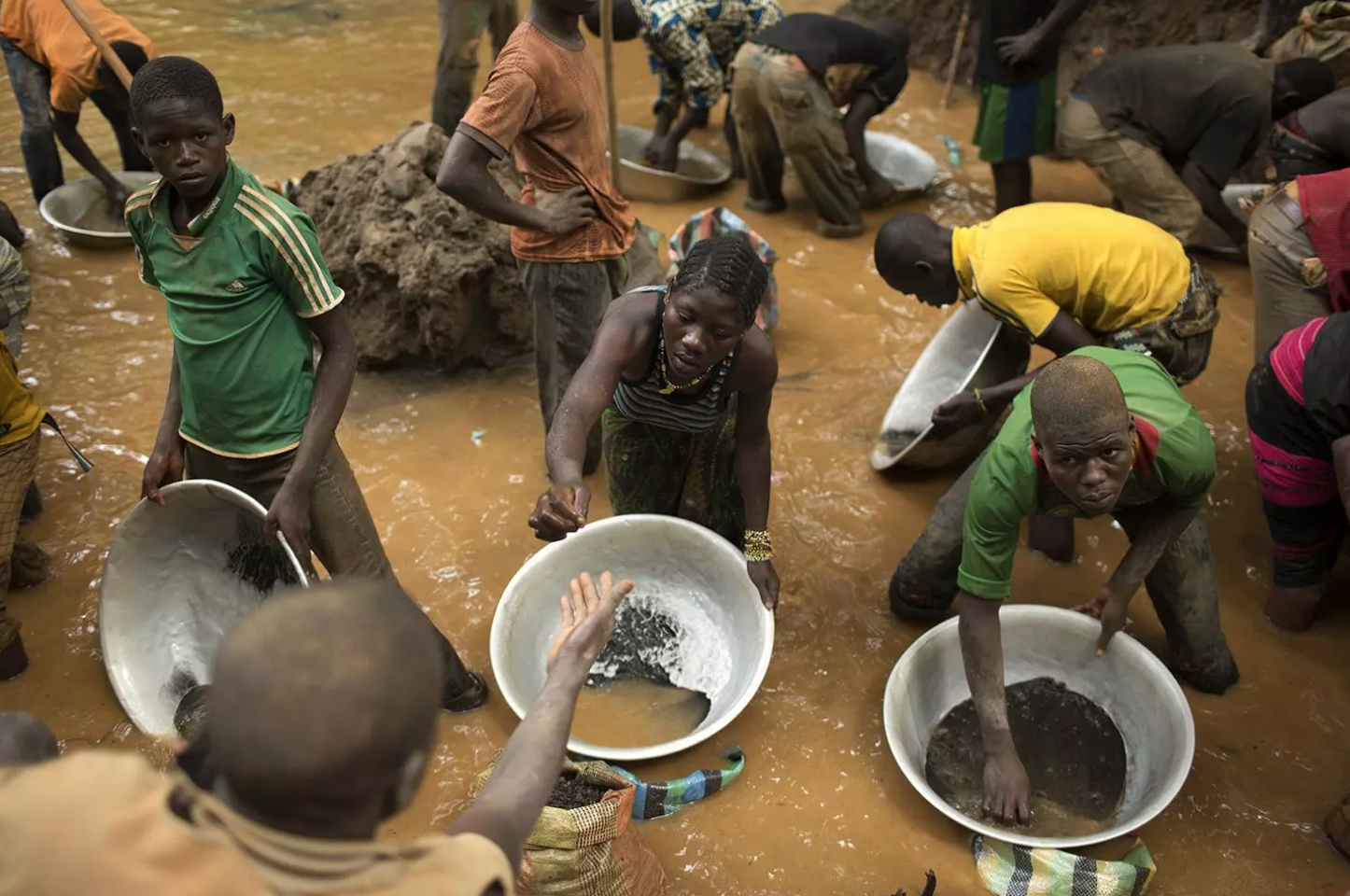Prospectors pan in a stream near the Nsassima pit. Image by Siegfriend Modola. Central African Republic, 2018.