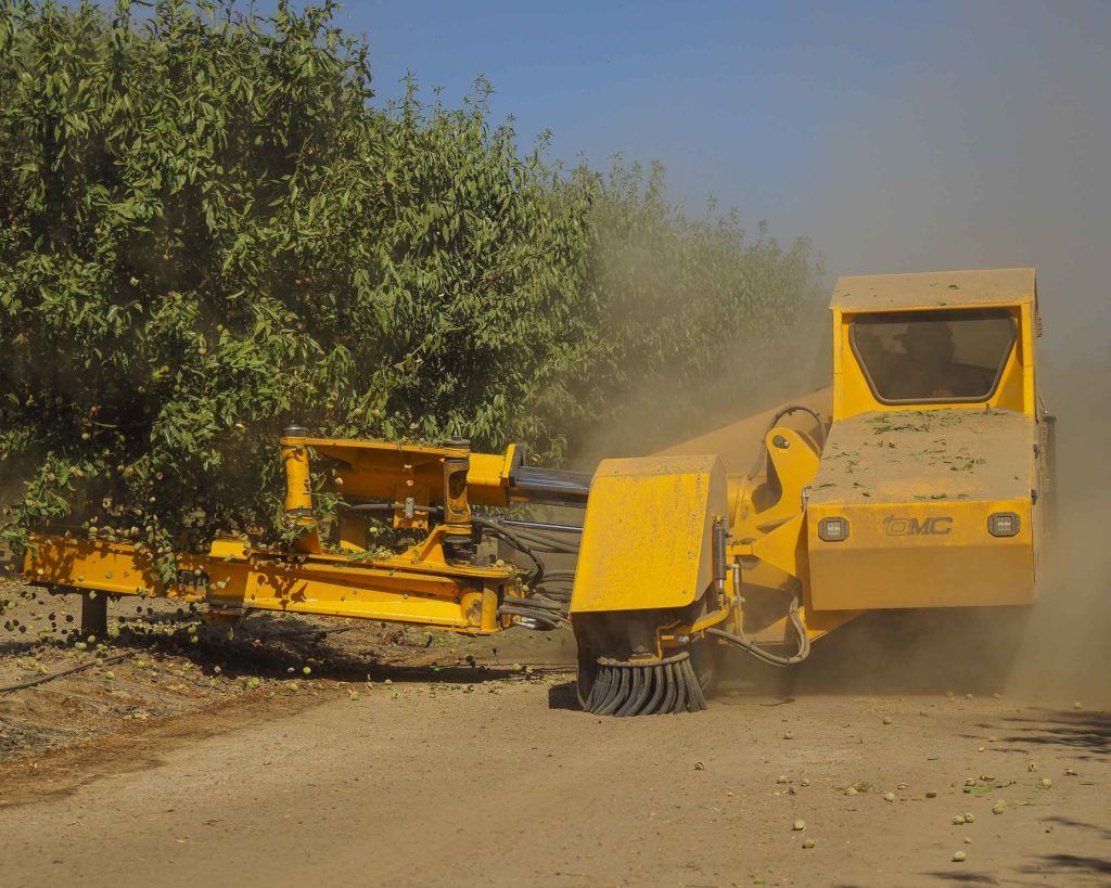 Less dusty harvesting methods exist, but they require expensive investments in new machinery. Image by Larry C. Price. California, 2018.