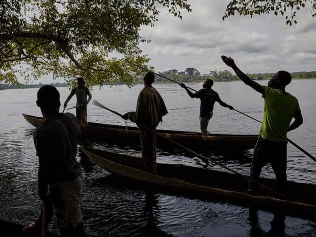 The fisherman of Eala village, led by Patrick Atelo, hunt for a mamba on the river Rukie. Image by Hugh Kinsella Cunningham. Congo, 2019.