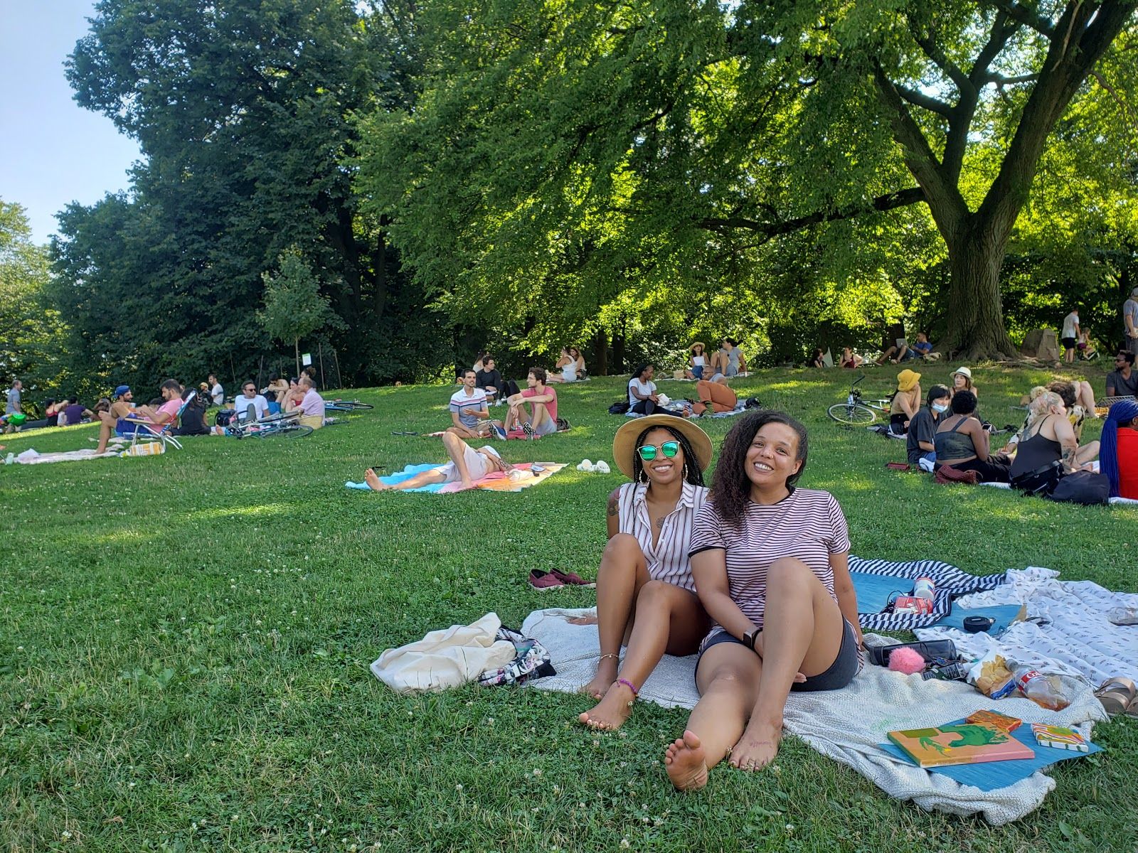 Brooklyn residents Taina and Cherise in Prospect Park. Image by Clarisa Diaz. United States, 2020.
