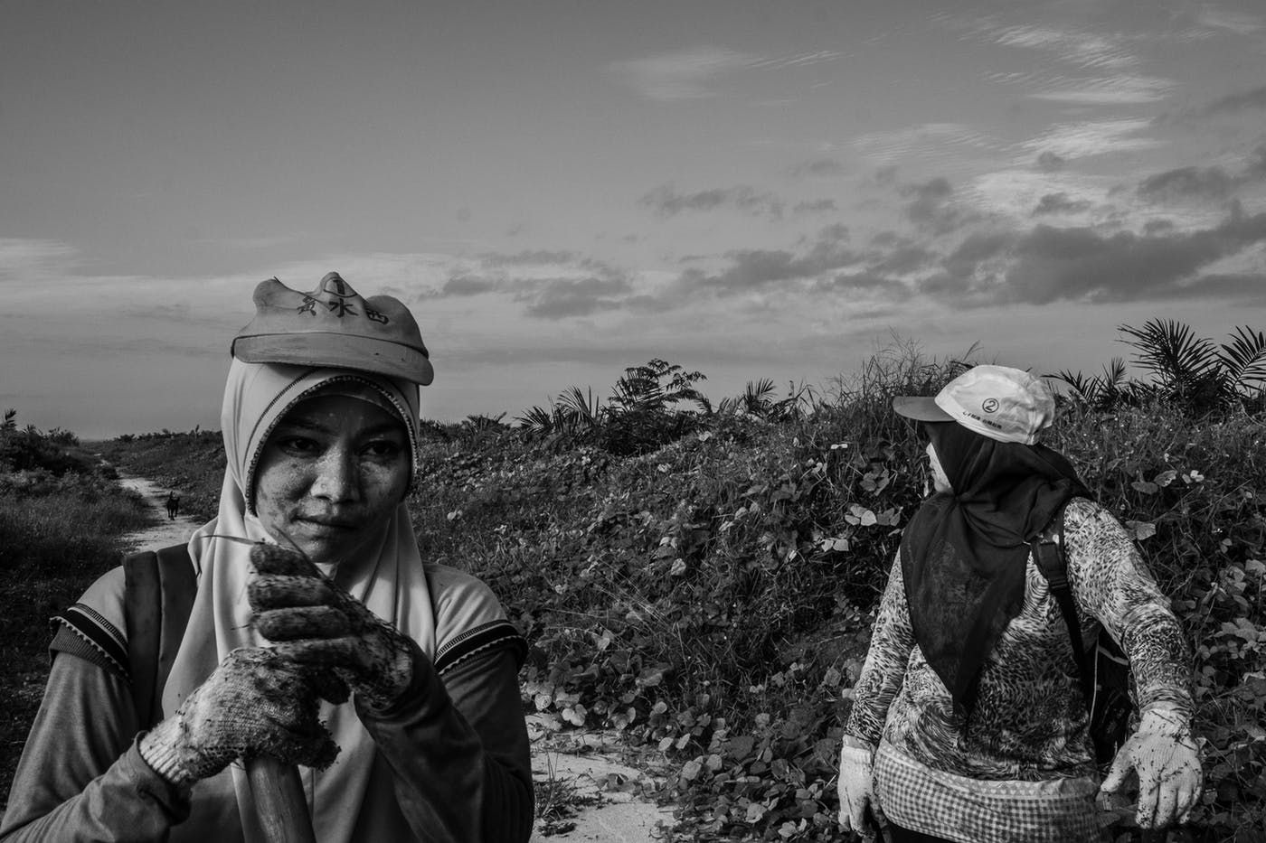 Plantation workers Supraetun and Asnia in a plantation in Kandis, a subdistrict of Riau. Image by Xyza Cruz Bacani. Indonesia, 2018.