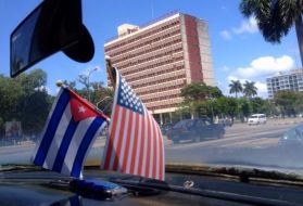 Independent taxi in Havana with the flags of the United States and Cuba. Image courtesy of 14ymedio. Cuba.