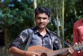 Siraz is a lead singer and mandolinist. Image by Sasha Ingber. Bangladesh, 2019.